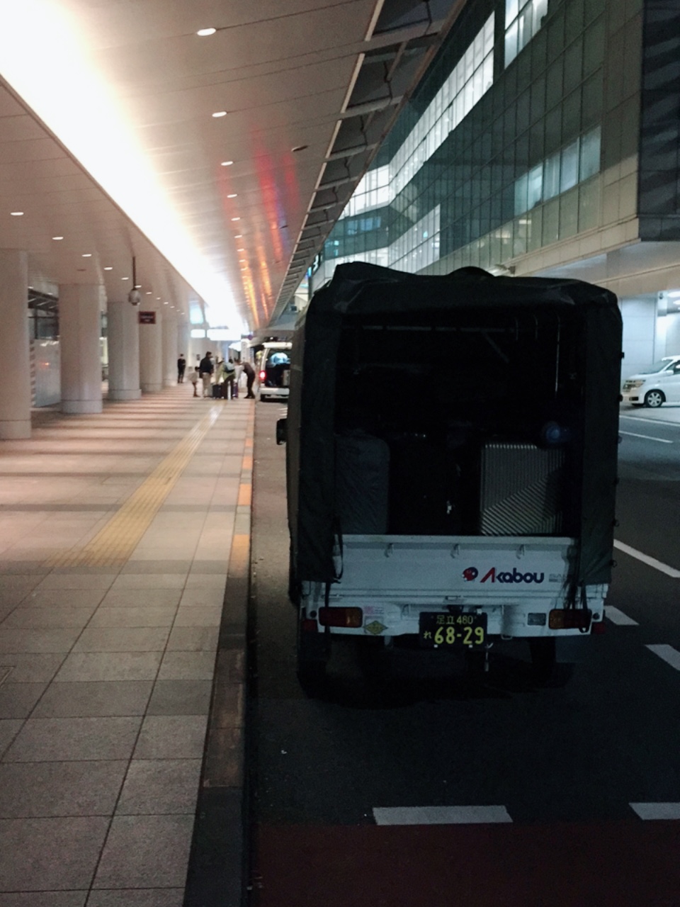 京都~東京都まで長距離配送 羽田空港エントラスにて 赤帽ファーストクラス配送編
