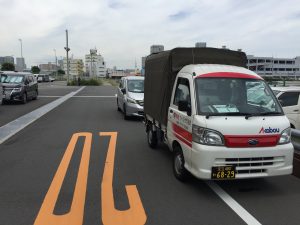 ＜img src=”東京ビッグサイト東７前の赤帽車.jpg” alt=”東京ビッグサイト東７前の赤帽車”/＞