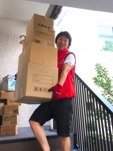 <img src=”階段引っ越し作業.jpg” alt=”階段引っ越し作業中”/>