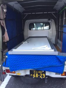 お荷物を赤帽車輌に積みこみ